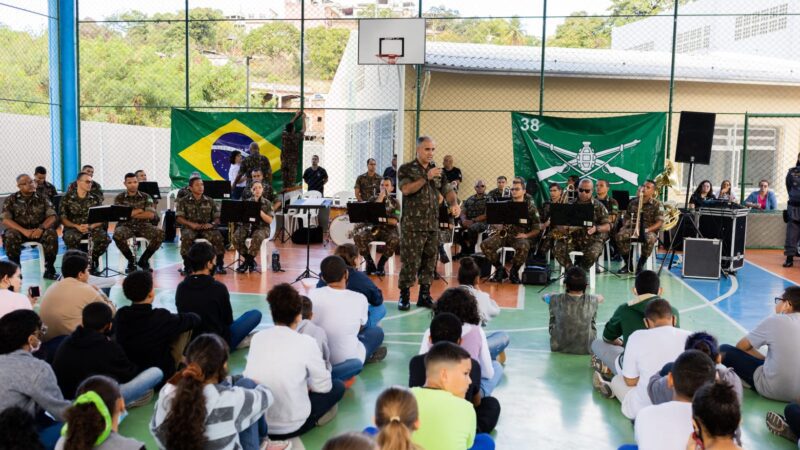 Banda na Escola: alunos da Emef Cel PM Orlady Rocha Filho tiveram manhã musical com Banda do 38º Batalhão de Infantaria do Exército