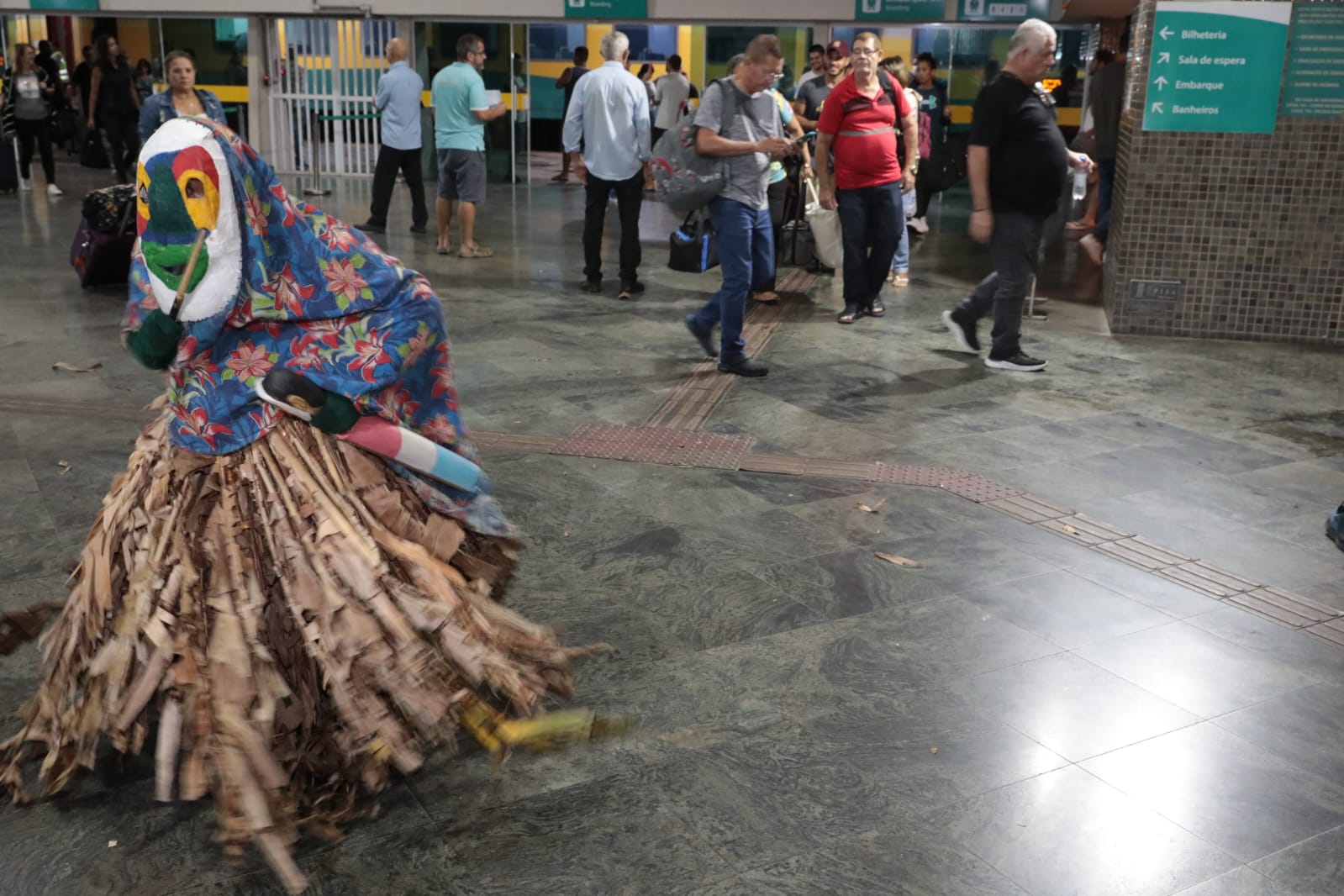 João Bananeira recepciona passageiros na Estação Pedro Nolasco no Dia Mundial do Turismo