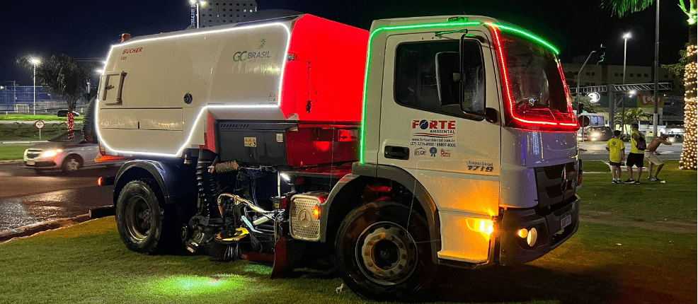Em Cariacica caminhões coletores de lixo ganham iluminação para o Natal