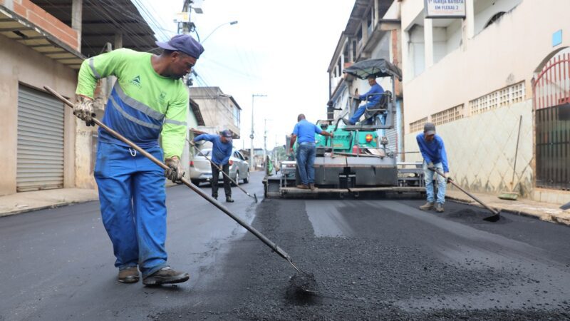 Secretaria de Serviços realiza recapeamento asfáltico em avenidas de Flexal I e II