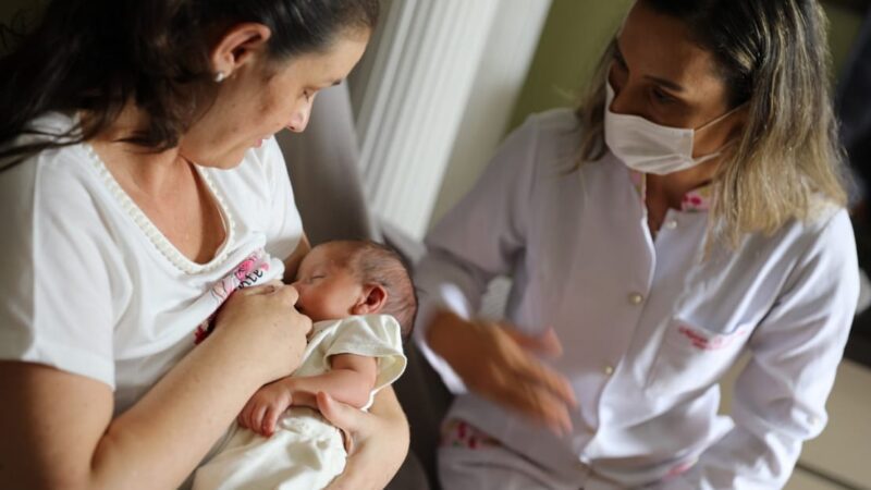 Secretaria de Saúde oferece orientação em casa para mães que amamentam