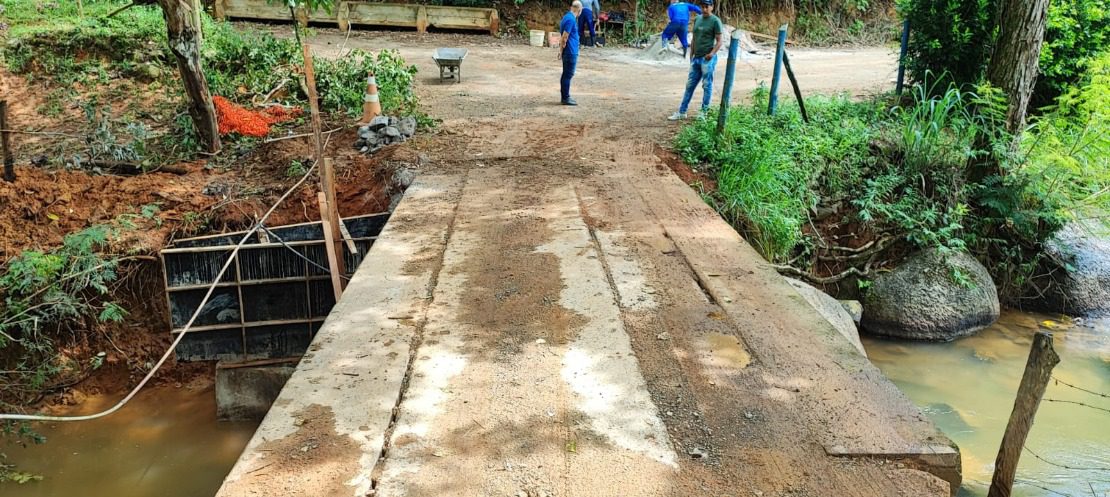 Secretaria de Obras recupera ponte na região Destacamento de Baixo