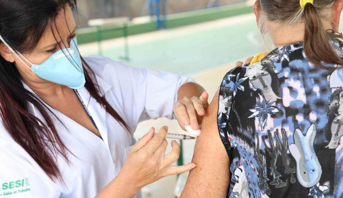 A partir de segunda-feira (6) pessoas com 60 anos ou mais já podem se imunizar com a vacina bivalente