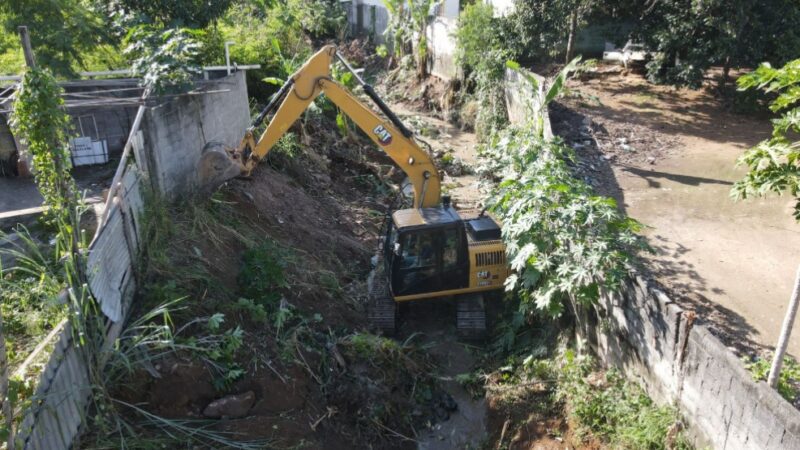 Semserv realiza limpeza de canal no bairro São Francisco