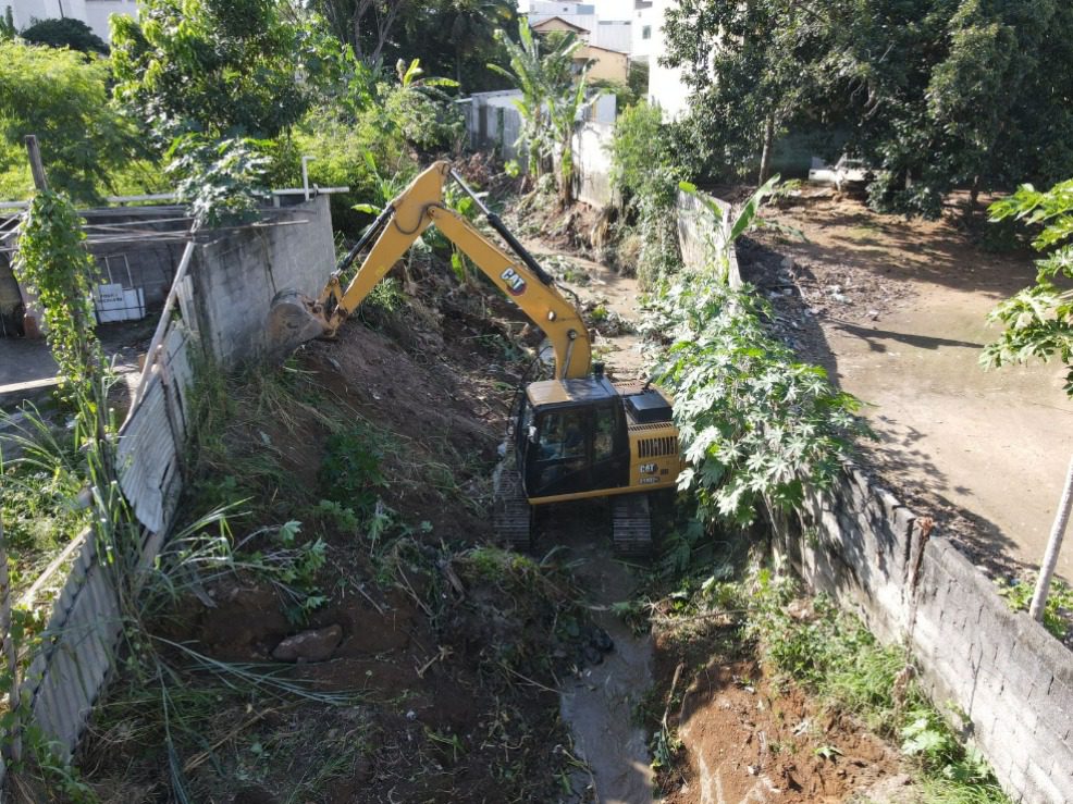 Semserv realiza limpeza de canal no bairro São Francisco
