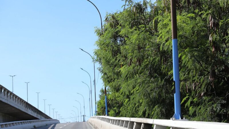 Postes de iluminação da Segunda Ponte recebem identificação de azul