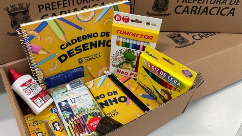 Estudantes da rede municipal recebem kits de material escolar entregues pela Secretaria de Educação