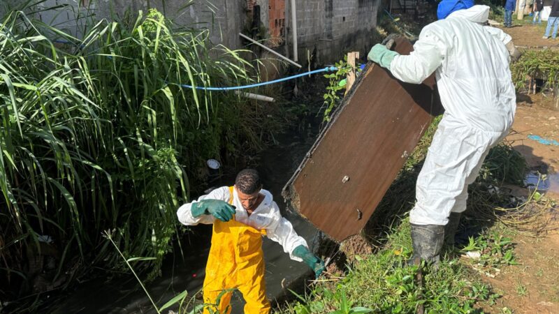 Semserv retira colchões, telhas e lajotas de canal de Porto de Santana