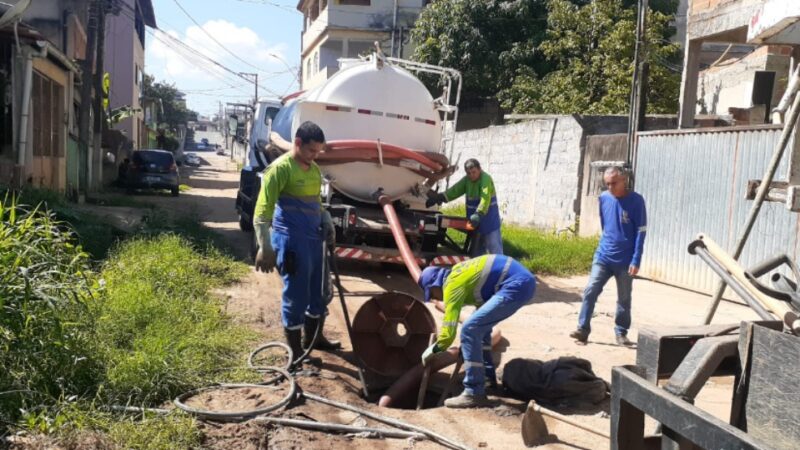 Semserv faz limpeza da rede de drenagem no bairro Santa Bárbara