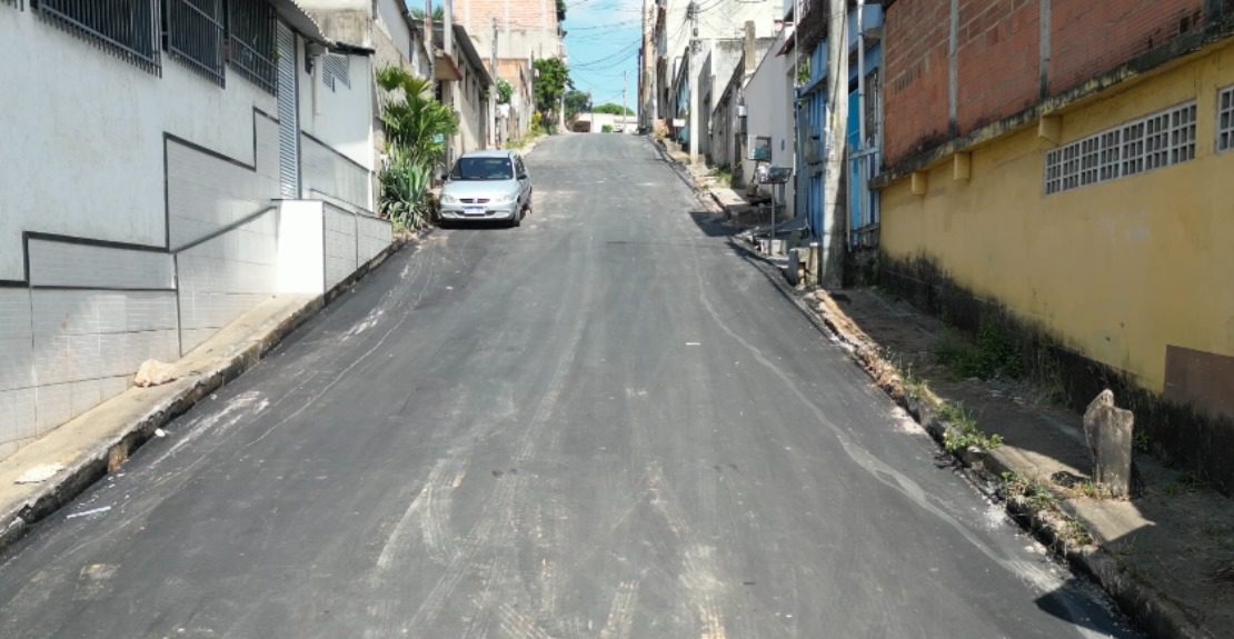 Secretaria de Serviços realiza pavimentação de cinco ruas em Santa Bárbara
