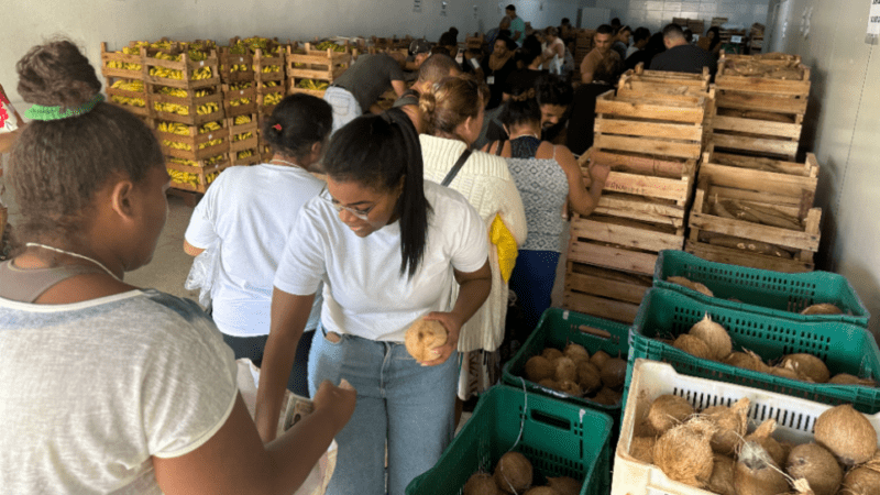 Prefeitura distribui alimentos da agricultura familiar a moradores e entidades cadastradas em Cariacica