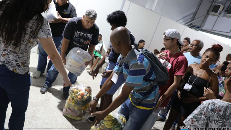 Parceria entre Secretarias de Assistência e Agricultura garante distribuição de cestas de alimentos em Cariacica para moradores e entidades cadastradas.