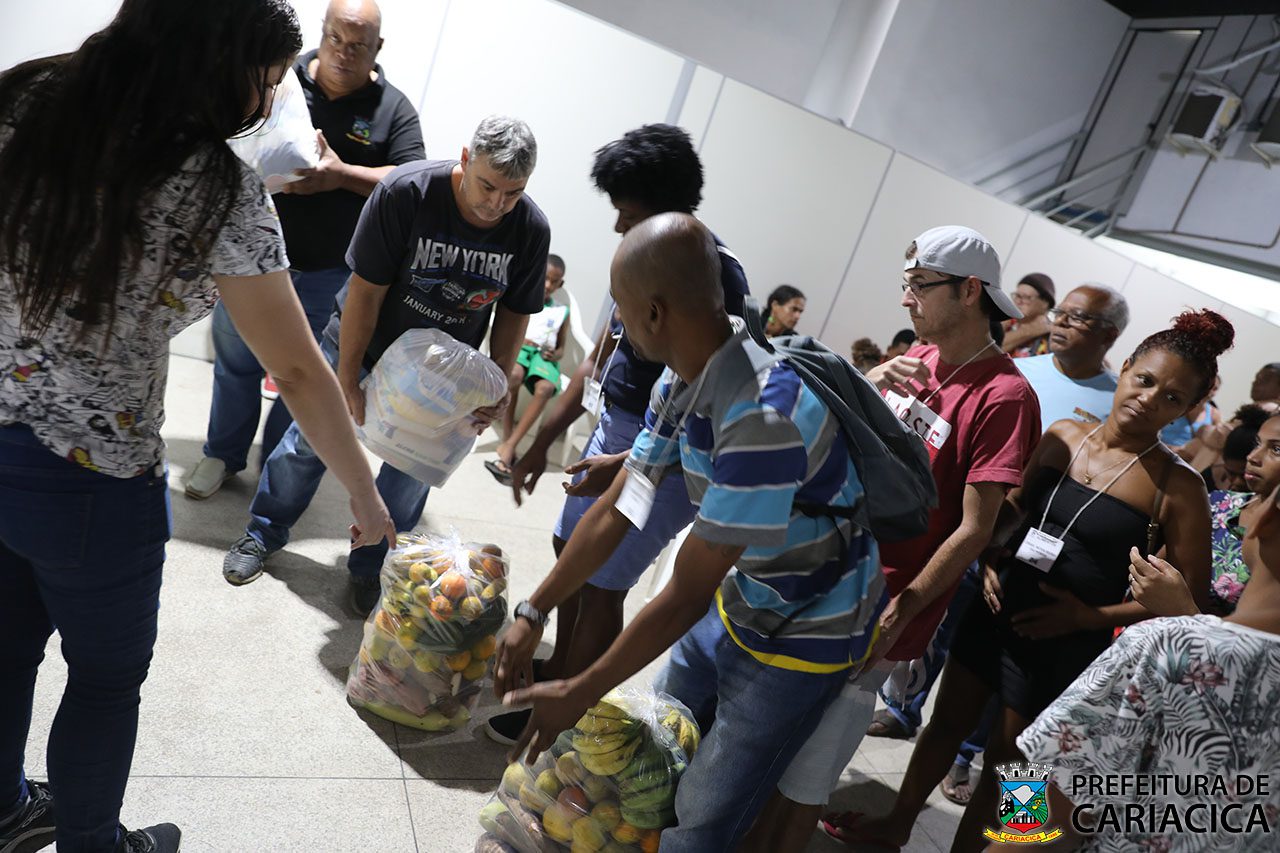 Parceria entre Secretarias de Assistência e Agricultura garante distribuição de cestas de alimentos em Cariacica para moradores e entidades cadastradas.