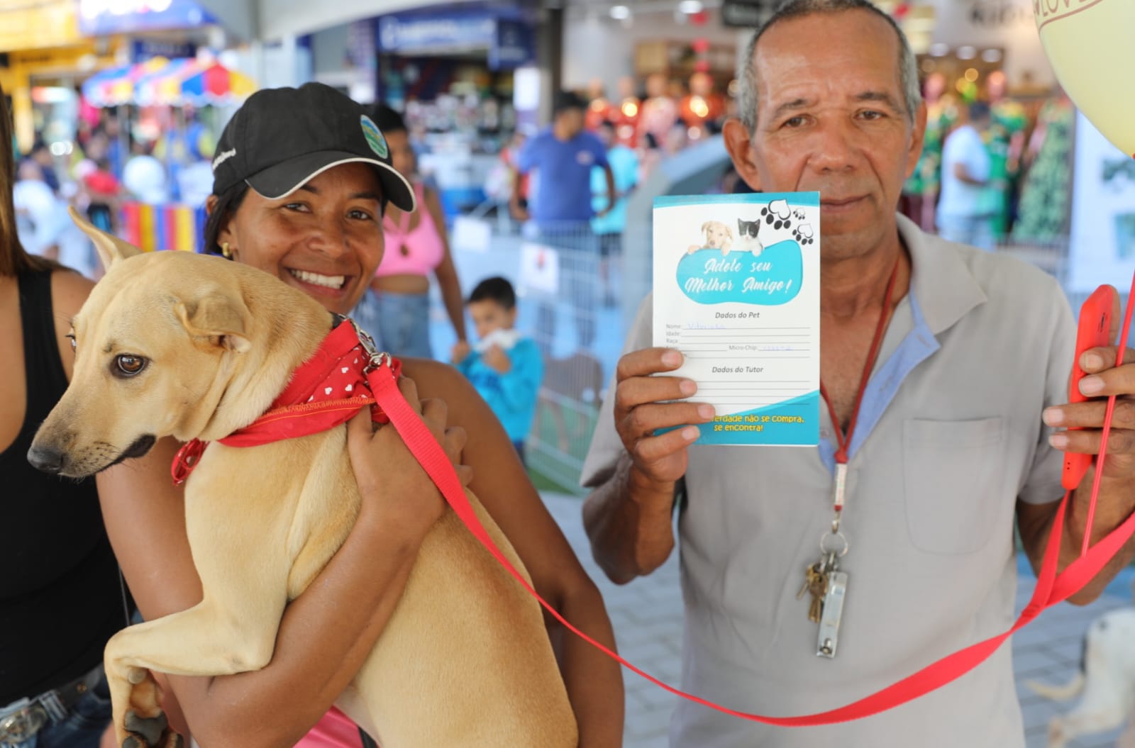 Sete cães ganham novos donos em feira de adoção realizada pela Prefeitura