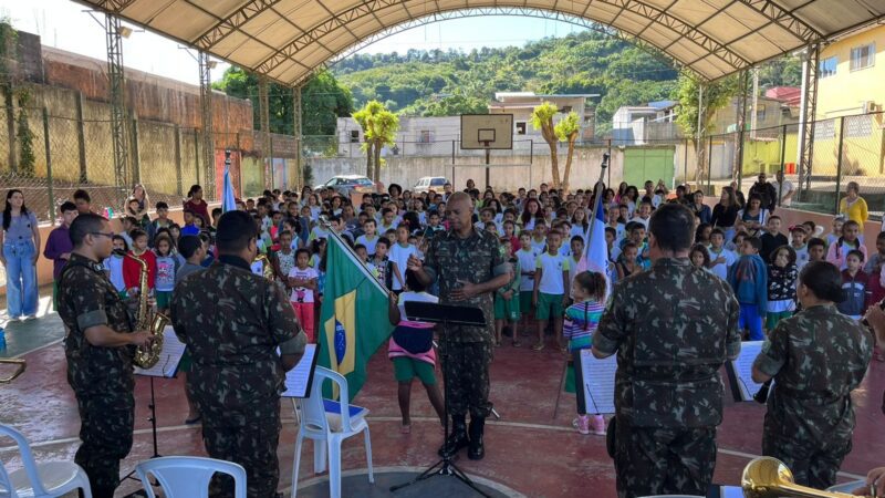 Estudantes da Emef Luzbel Pretti desfrutam da apresentação animada da banda escolar