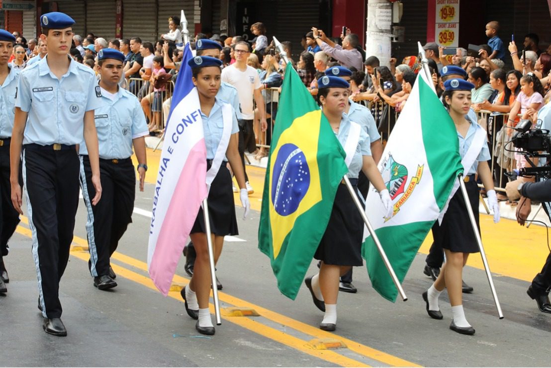 Cariacica 133 anos: Desfile cívico-militar na Avenida Expedito Garcia apresenta uma variedade de performances