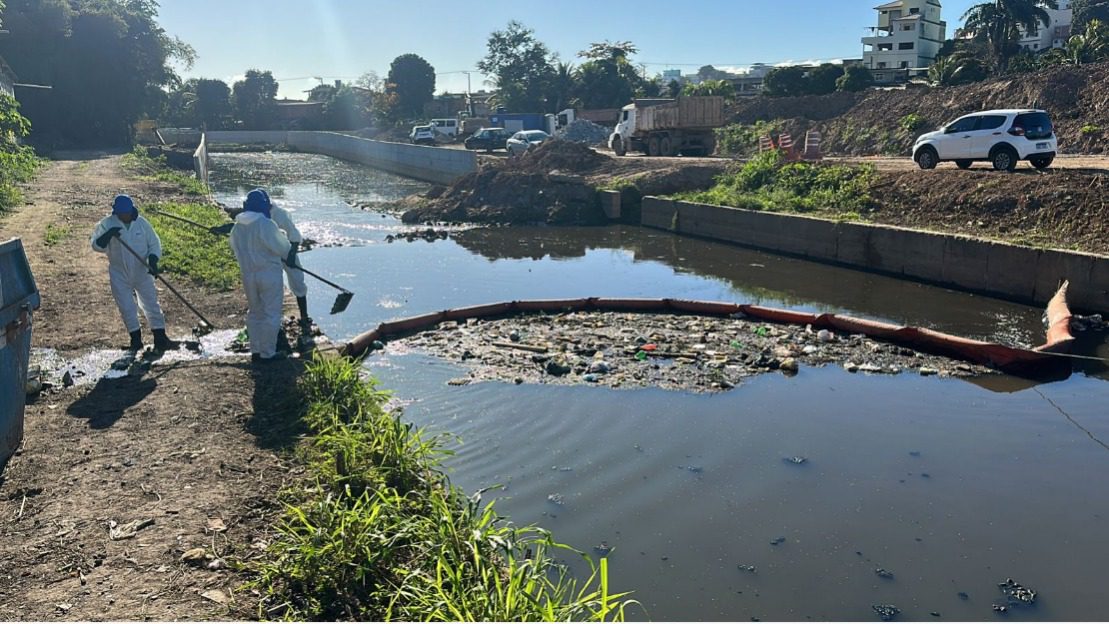 Canal na região de Bela Vista recebe ação da Secretaria de Serviços e quase quatro toneladas de lixo são recolhidas