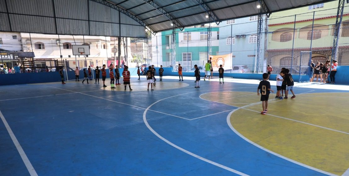 Comunidade de Nova Brasília celebra entrega de quadra de esportes revitalizada