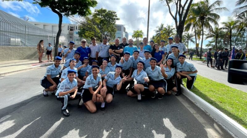 Estudantes de escolas da rede de Cariacica celebram avanços em desfile em Vitória