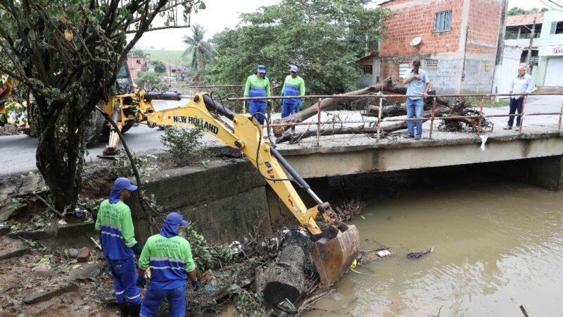 Limpeza manual no canal do bairro Porto Novo realizada pela Secretaria de Serviços