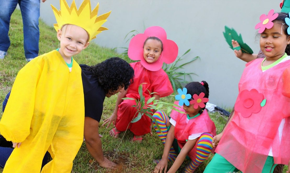 Alunos de Cariacica Celebram o Dia da Árvore com o Plantio de Espécies Nativas nas Escolas