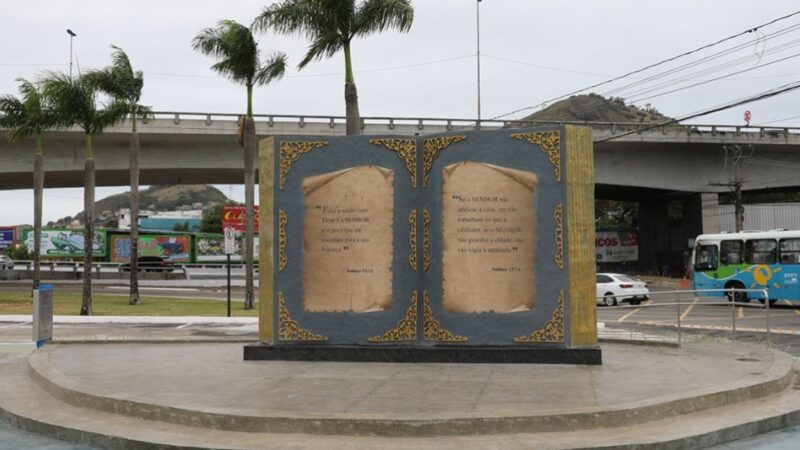 Monumento da Bíblia é erguido na entrada de Cariacica