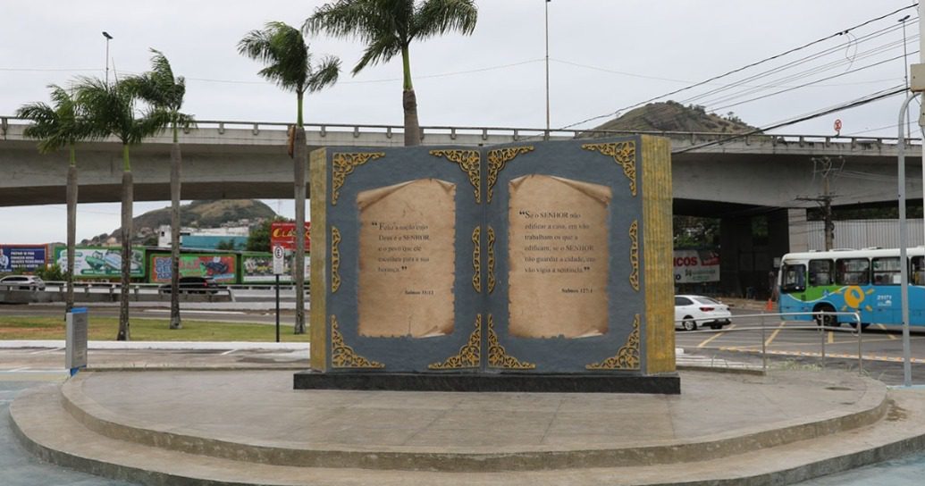 Monumento da Bíblia é erguido na entrada de Cariacica