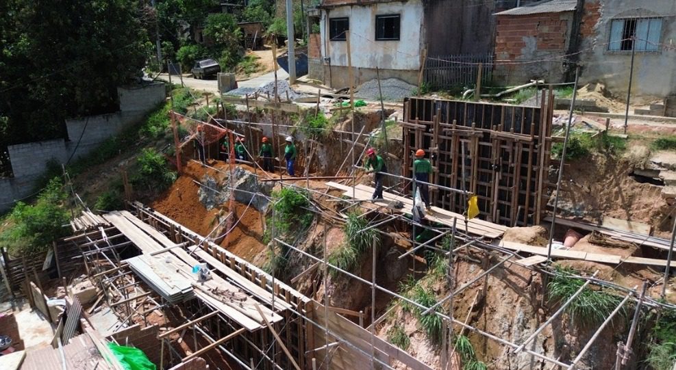 Secretaria de Obras prossegue com a edificação do muro de contenção da avenida Elói da Penha, no bairro Padre Gabriel