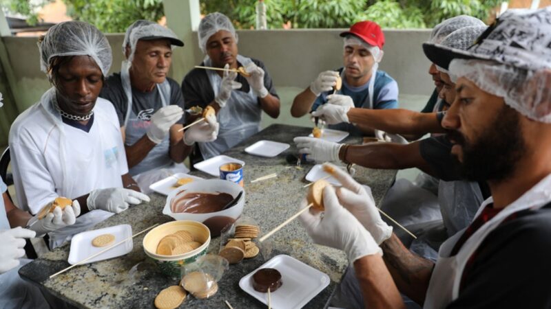 Centro Pop de Cariacica oferece oficina de doces para pessoas em situação de rua