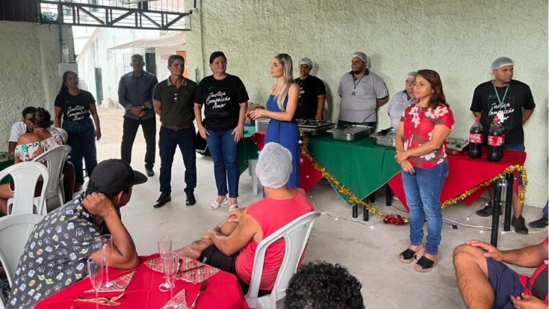 Pessoas em situação de rua participam de almoço especial de Natal nesta terça-feira (19) em Cariacica