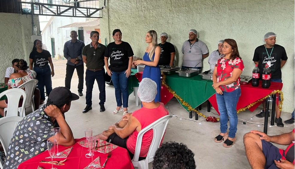 Pessoas em situação de rua participam de almoço especial de Natal nesta terça-feira (19) em Cariacica