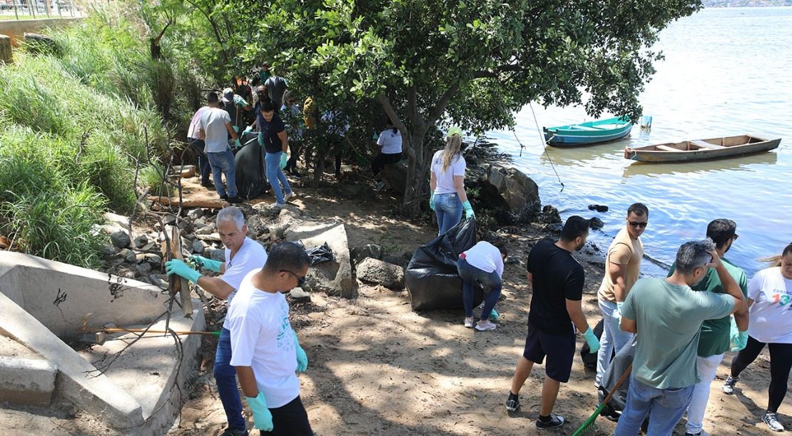 Nova Orla de Cariacica: equipe de limpeza recolhe lixo e entulho de manguezal