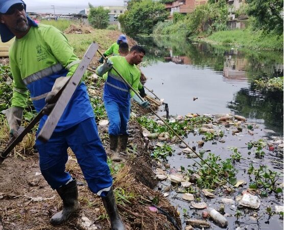 Secretaria de Serviços faz a limpeza do Rio Itanguá