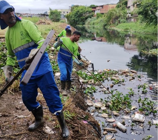 Secretaria de Serviços faz a limpeza do Rio Itanguá