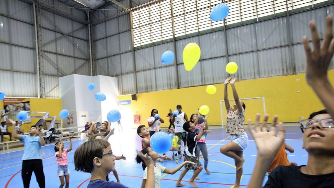 Brincadeiras com bola e pingue-pongue animam as crianças na colônia de férias em Cariacica
