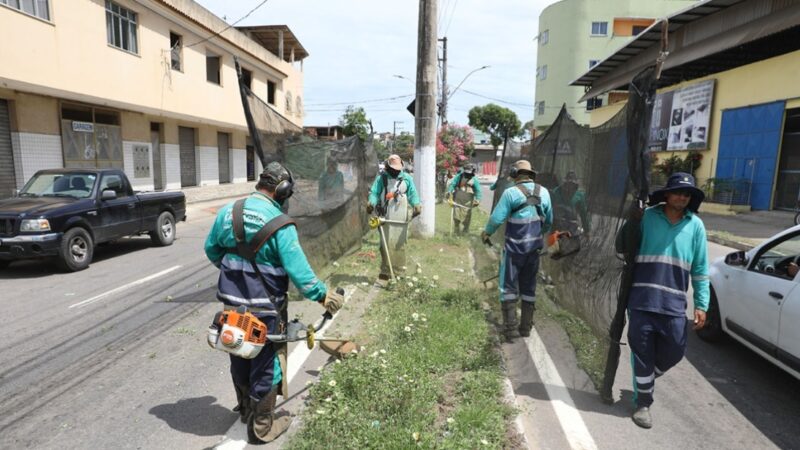 Prefeitura faz limpeza ao longo da avenida Alice Coutinho