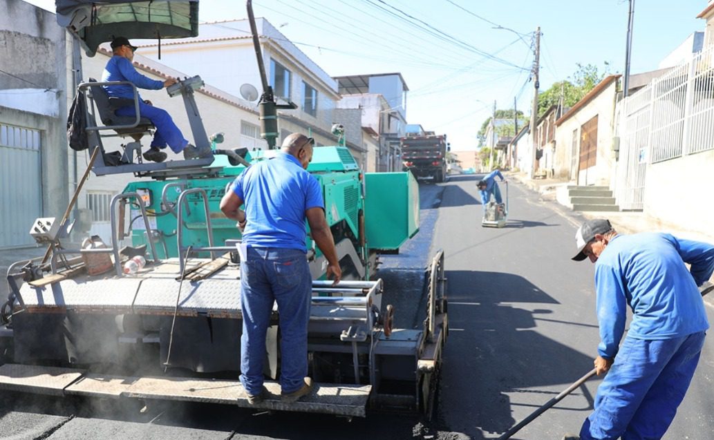 Prefeito Euclério Sampaio visita o bairro Vista Mar para acompanhar obras de pavimentação asfáltica