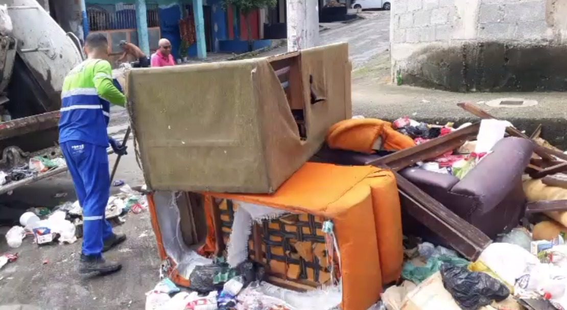 Sofás, camas e armários jogados nas ruas em Cariacica