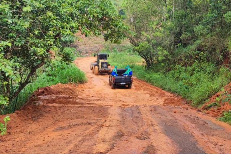 Prefeitura de Cariacica recupera estradas na zona rural