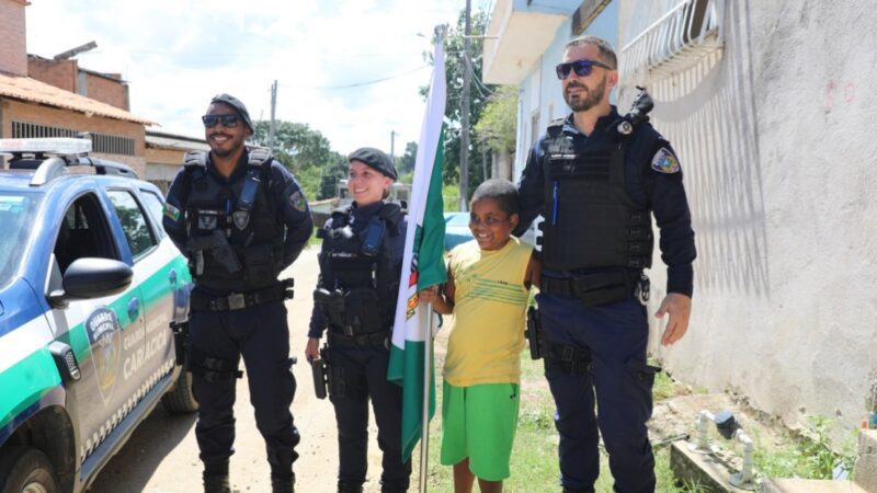 Menino autista tem sonho realizado ao receber bandeira de Cariacica das mãos de agentes da Guarda Municipal