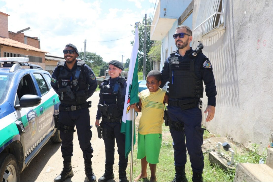 Menino autista tem sonho realizado ao receber bandeira de Cariacica das mãos de agentes da Guarda Municipal