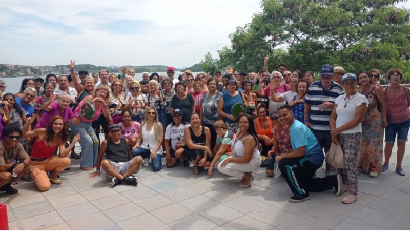 Turma do Centro de Convivência da Pessoa Idosa faz caminhada na Nova Orla de Cariacica