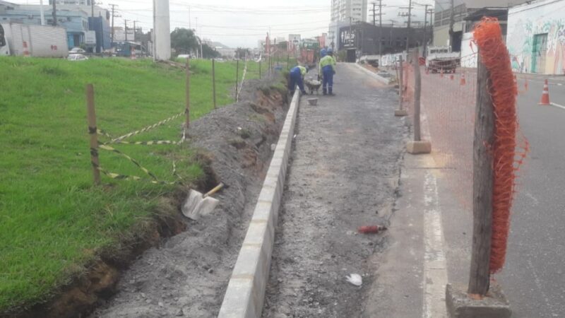 Meio fio é instalado em intervenções da Avenida Mário Gurgel