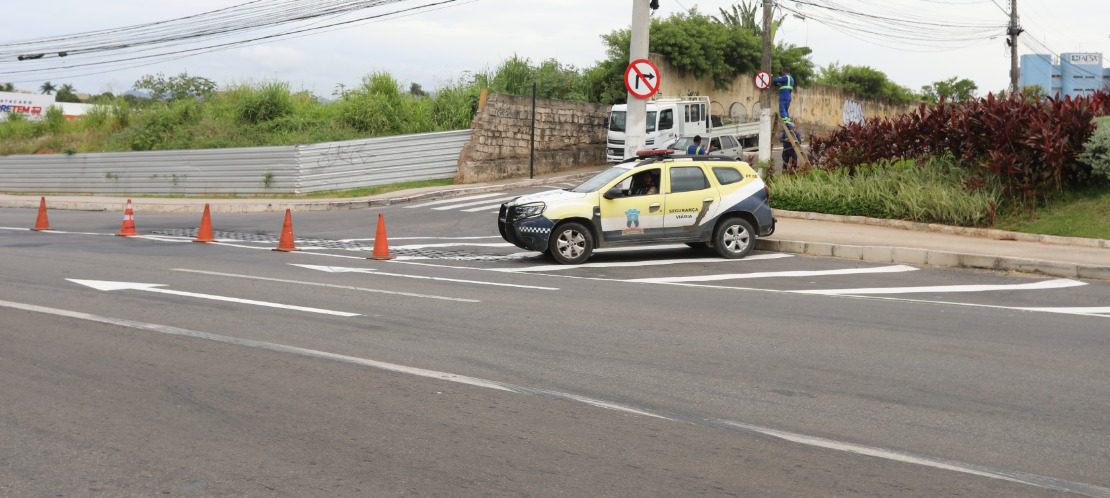 Agentes de trânsito alertam condutores para mudança de sentido da Rua São Jorge, em Alto Lage