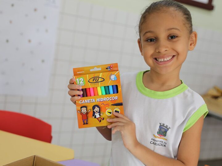Alunos da educação infantil de Cariacica começam a receber kits escolares para aprendizagem