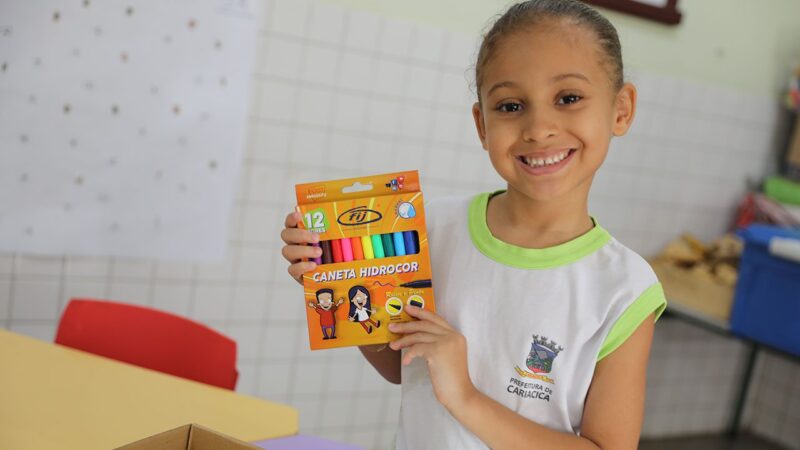 Alunos da educação infantil de Cariacica começam a receber kits escolares para aprendizagem