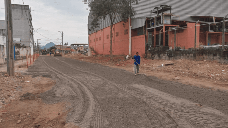 Obras de drenagem e pavimentação são realizadas em 15 ruas do bairro Campo Verde