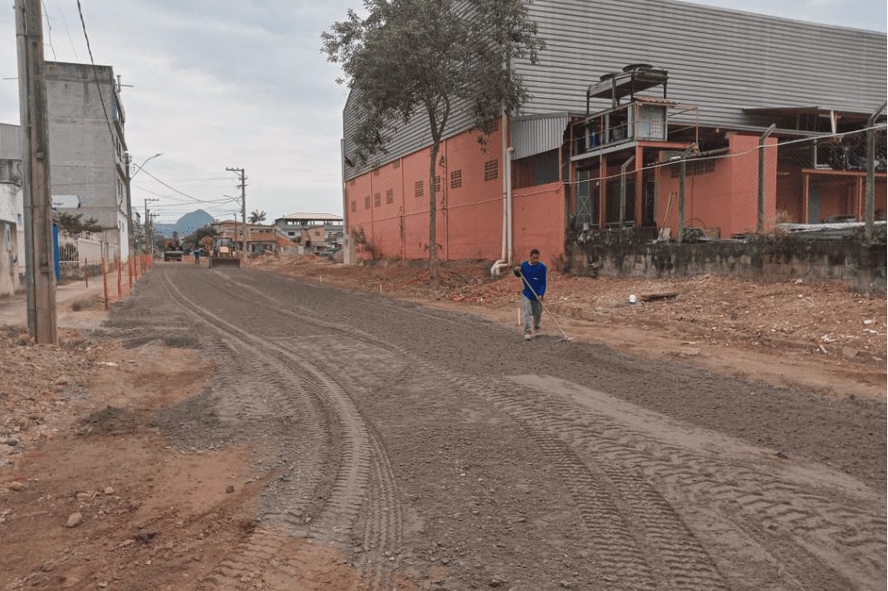 Obras de drenagem e pavimentação são realizadas em 15 ruas do bairro Campo Verde