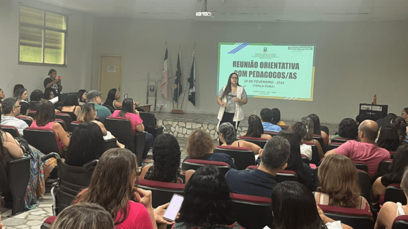 Pedagogos da rede participam de reunião para planejamento escolar