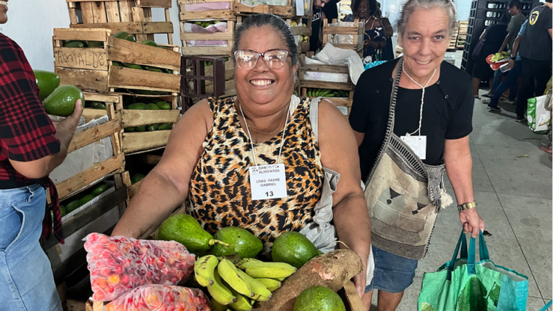 Famílias de Cariacica recebem cesta verde no Banco de Alimentos Josué de Castro